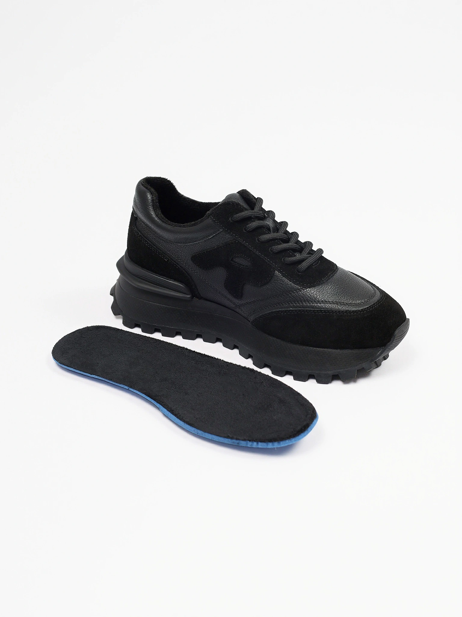 Кроссовки комбинированные черного цвета на рельефной подошве